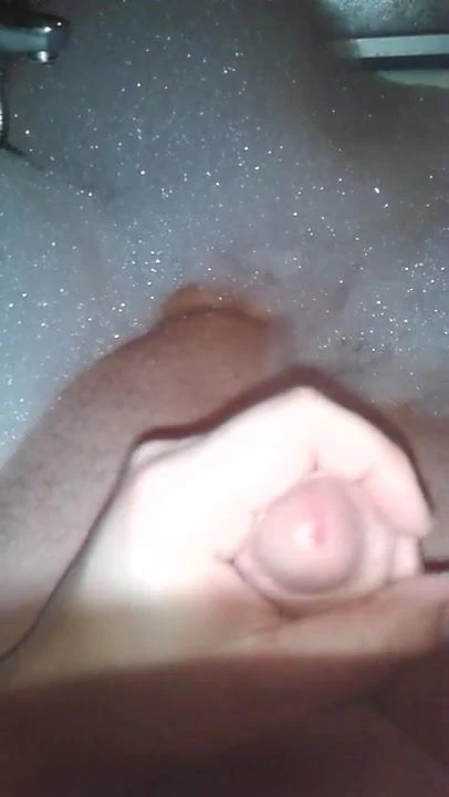 In der Badewanne am wichsen