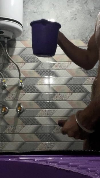お風呂を持ちながら自慰行為をする大きなアヒルを持つインドの男の子。インドのポルノビデオ