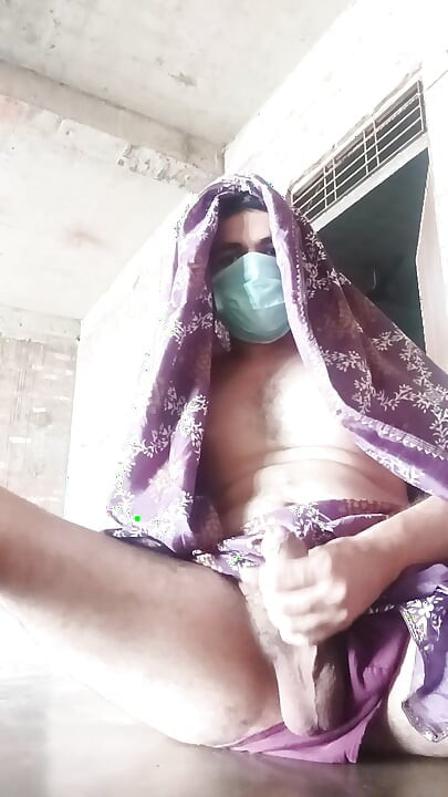 Une desi habillée par une femme masturbe une énorme bite