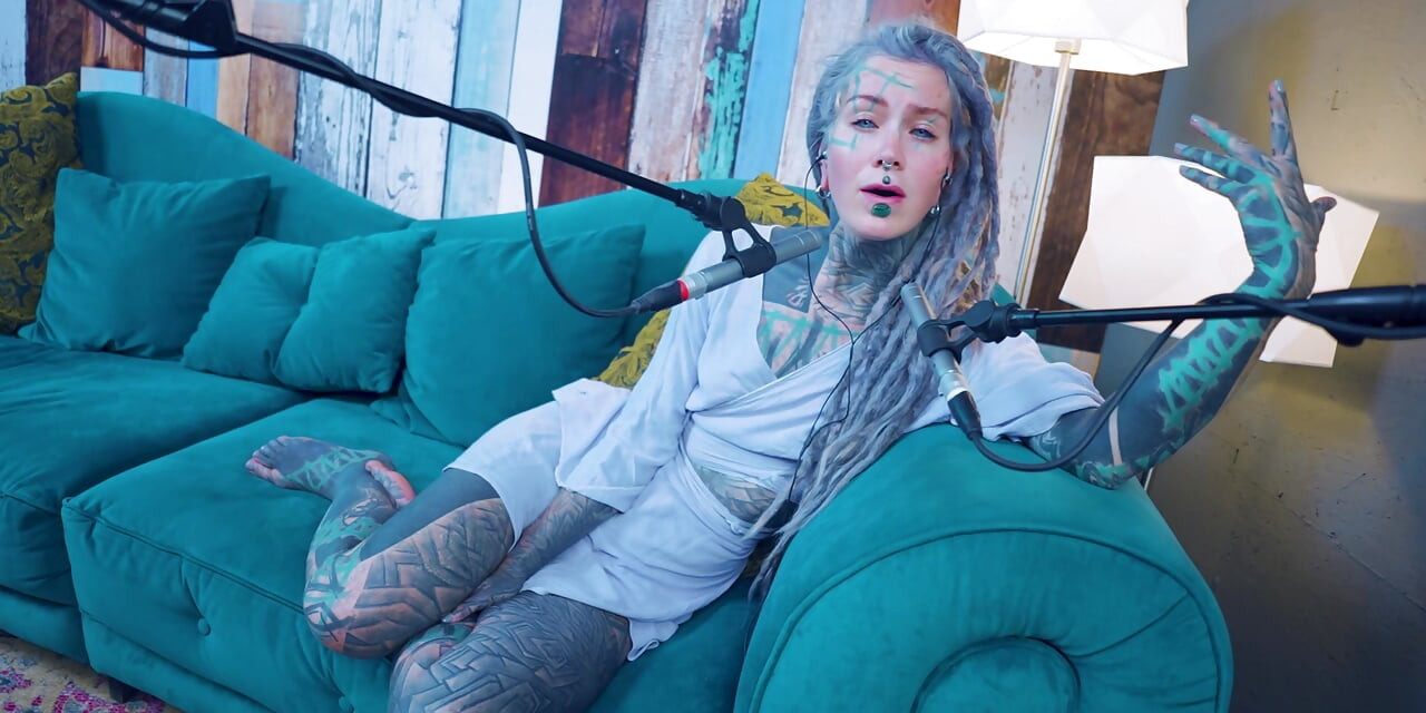 Ik praat over J - Jelousy - ASMR podcast SFW praat gothic mager meisje dreadlocks tattoo-model geïnkt meisje