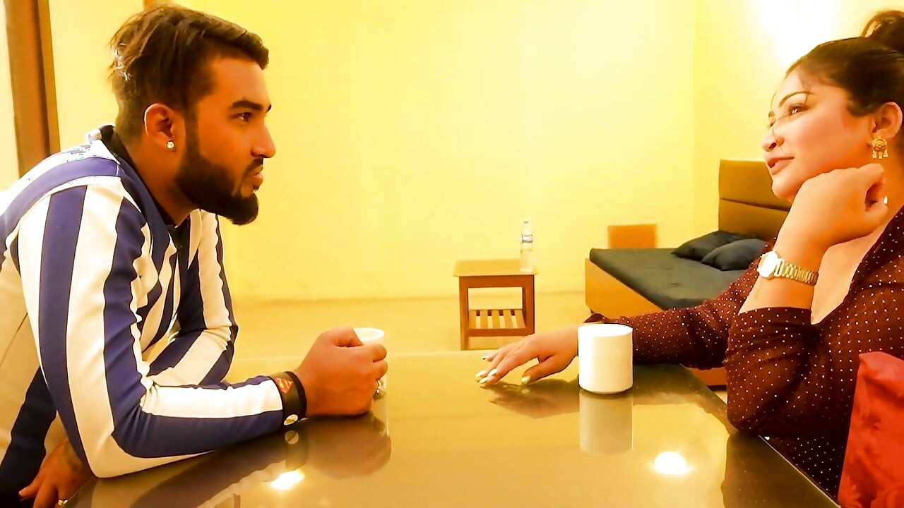 Desi couple love bird fucking each other in hotel