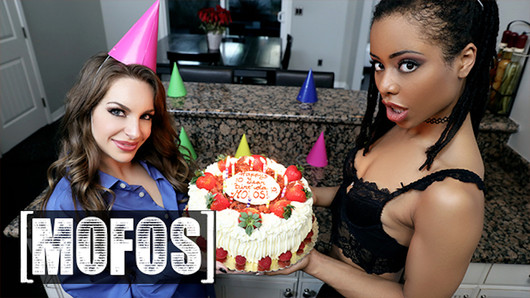 Alex va se faire régaler pour son anniversaire, il demande à ses filles Kimmy Granger et Kira Noir de lui sucer la bite - MOFOS