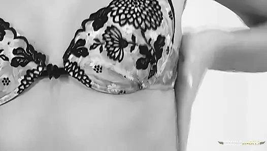 Myra zieht ihr fisch-outfit vor einem hardcore-dreier aus