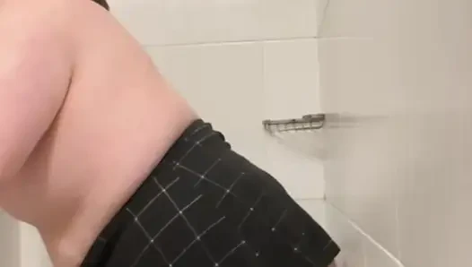 Tombul kadın boi travesti duşta dildoyla oynuyor