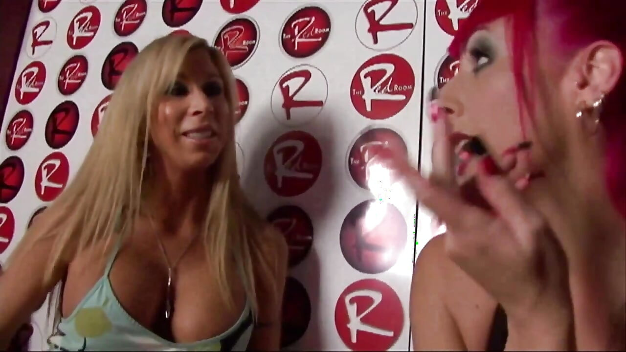 ديك أسود كبير صلب لفاسقتين تبحثان عن جنس ساخن بين الأعراق