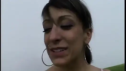 Возбужденная крошка наслаждается вкусом при теплой сперме после минета отсоса ума