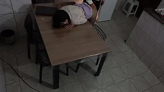 Pantat sekretaris dientot di ruang pertemuan.