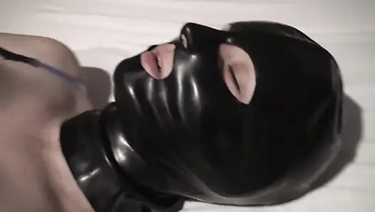 Latex danielle in latexmaske mit lila dildo