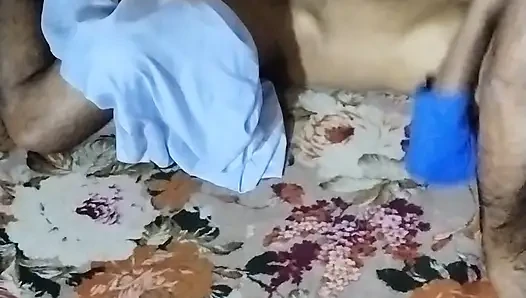 Liseli kız arkadaş sikişin tadını çıkarıyor