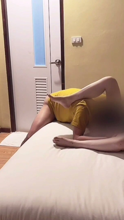 Invite the delivery driver to sit and watch. | Clip 1