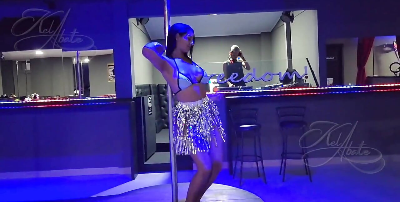 Karnaval partisinin sonunda, dj bana bakıyordu ve karşı koyamadım, ona kabinde vermeye gittim!!