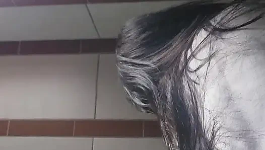 Милфу имеют в ванной в местном пабе