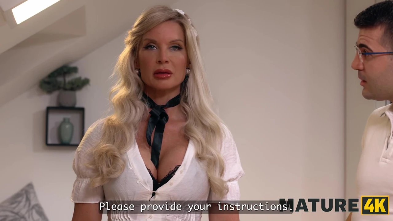 MATURE4K. Robotik ev hanımı gücü tükenene kadar ona biniyor