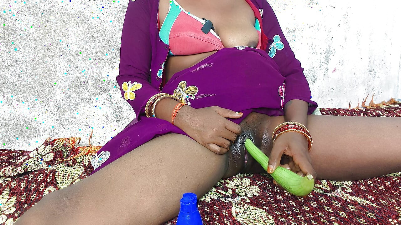 Seorang wanita Desi yang kesepian di desa sedang merindukan untuk mendapatkan