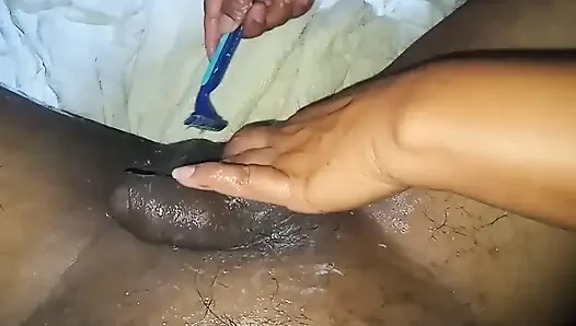 Eski moda şekilde komşumun penisini ve taşaklarını tıraş ediyorum, tıraşlı yarağı çok lezzetli görünüyordu ve ona ilk kez verdim