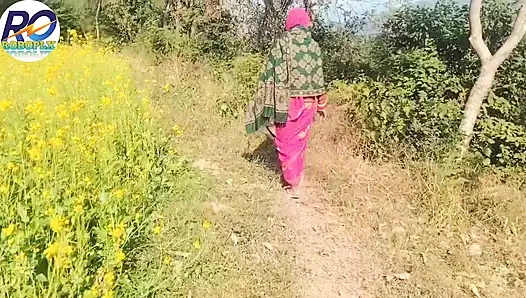 Ich ging einen spaziergang im dschungel desi-dorf und ich hob meine sari hoch und zeigte meinen arsch, brüste und muschi und eingeführt m