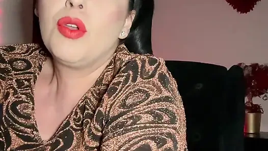 Богиняx мастурбирует, пока не кончит сквиртом