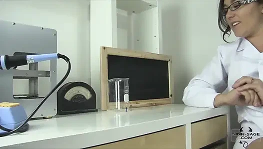 Sinn Sage'i gösteren dev kadın bilim adamı