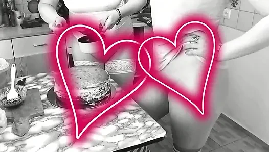 Frauentag. Reife MILF und echte jungfrau in short top t-shirt ohne höschen machen kuchenküche für den urlaub. Mädchen auf mädchen küssen