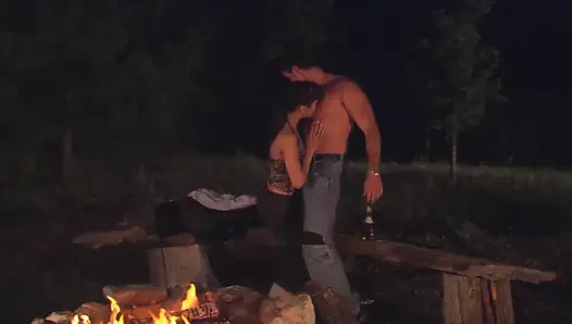 Sie zünden ein knochenfeuer in der wildnis an und ficken die ganze nacht