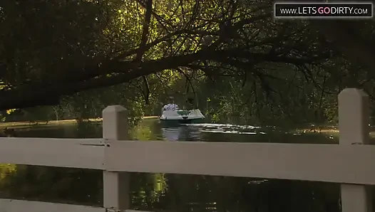 Heißes mädchen reitet einen riesigen schwanz, während sie in der talsperre segeln