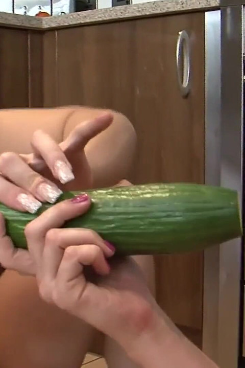 Matters Scene-1 Lesbian cantik Chloe Lovette&maisie Rain berkongkek di dapur dengan timun