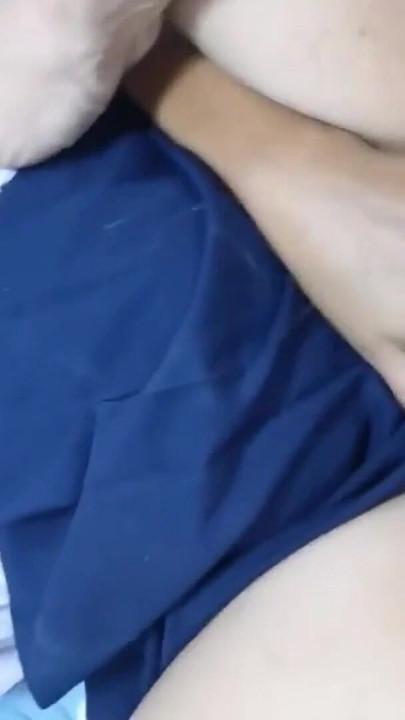 Taylandlı öğrenciyi yalıyor 18+ sonra beyaz çorapla sıkı amından sikiliyor | Klip 1