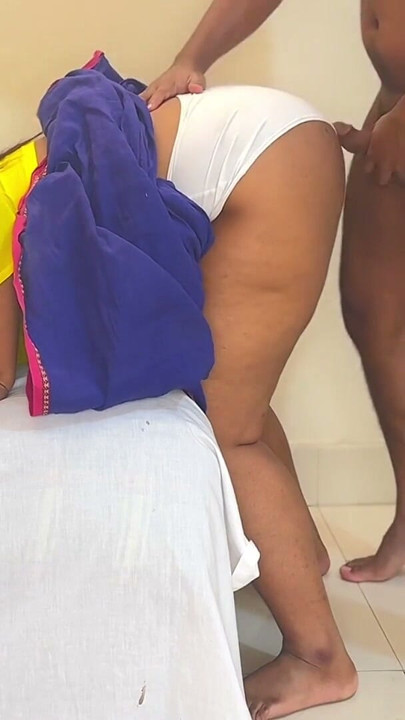 Sali en sari azul y blusa amarilla cuando el jija la agarró para cogérsela con todo - 52 tetas grandes y 56 culo enorme cogida con las manos atadas | Clip 1