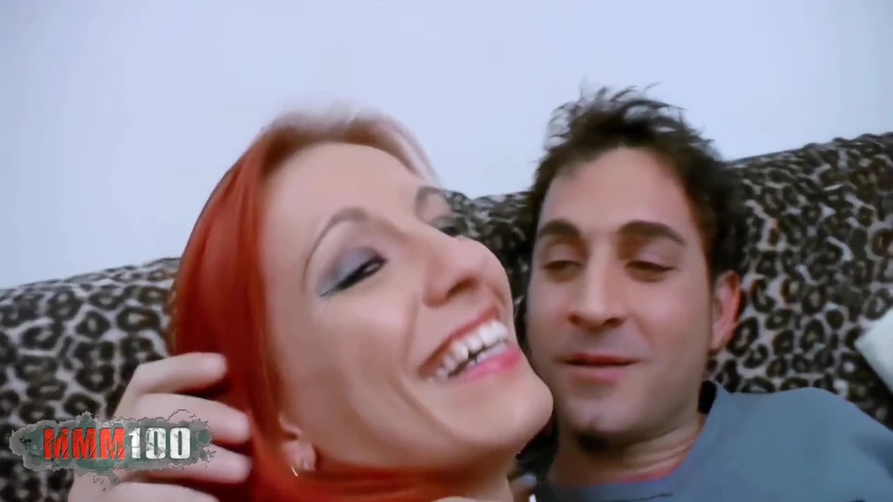 Angie Kiss: güzel küçük kızıl saçlı Angie Kiss yakışıklı bir İspanyol tarafından götünü siktiriyor