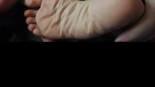 Melove'un seksi buruşuk tabanlarına masaj yapıyor
