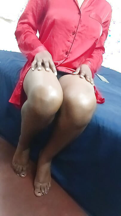 Mujer negra de pelo corto con deseo