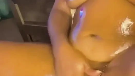 Cewek sange ini lagi asik ngusap memekku sampai muncrat banyak banget!