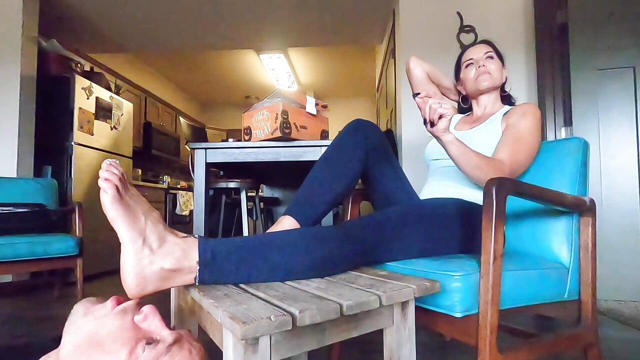 Ainda trancado na castidade!