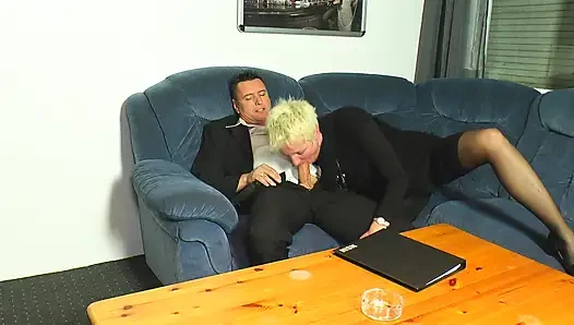 Она проходит интервью с трахом и ее киской