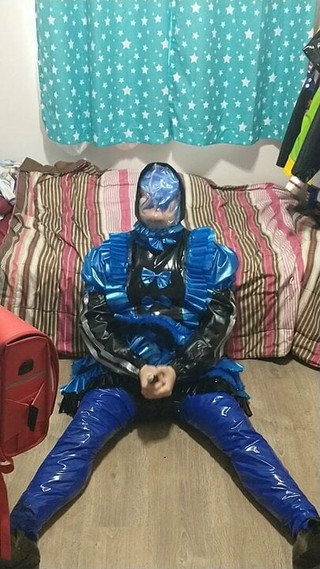 Une soubrette tapette en latex et en PVC fait un jeu de souffle et un vibromasseur