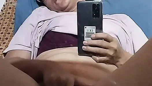 Kız arkadaş erkek arkadaşını üvey erkek kardeşiyle kamera önünde aldatıyor