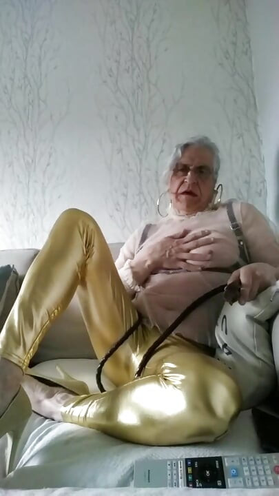 Děvka v legínách s bičem