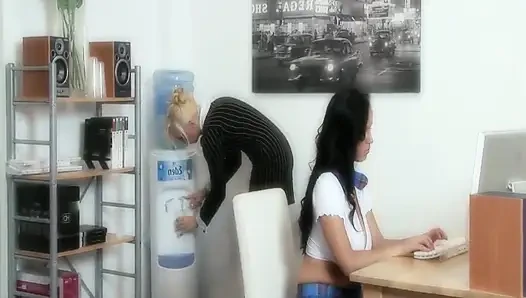 Seks threesome bareng rekan kantoran yang super semok