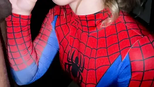 Spidey-frau nimmt großen schwarzen schwanz beim cosplay-sex
