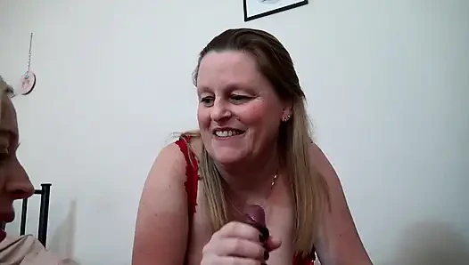 Öğrenci üvey oğlu ilk kez orta yaşlı seksi kadınla sikişiyor!