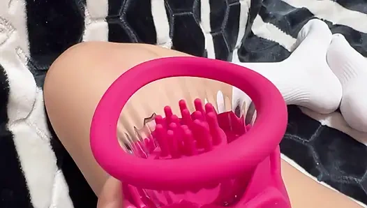 Junges Mädchen benutzt einen mächtigen Sauger