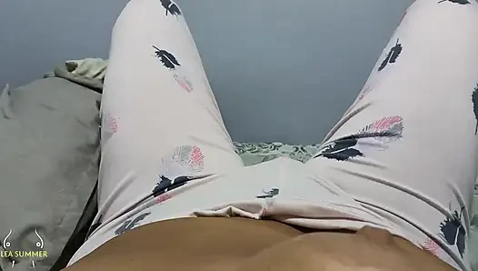 Gece boyunca ve sessizce sulu amcığıma mastürbasyon yapıyorum, parmaklarımı içine sokuyorum ve zevkle boşalıyorum (bakış açısı)
