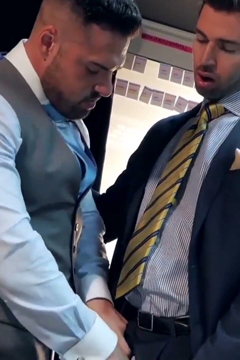 Menatplay latino hunk Gabriel Lunna seduces gay Dario Beck