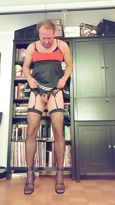 Humilhação de sissy em castidade - gancho anal preso ao teto