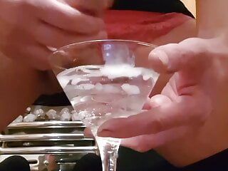 Maid och en martini mixer