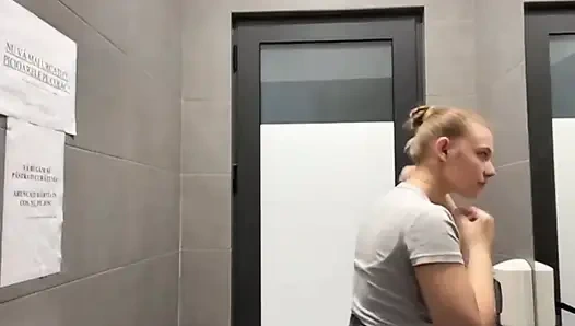 Zum ersten mal doppelpenetrieren in der Öffentlichkeit