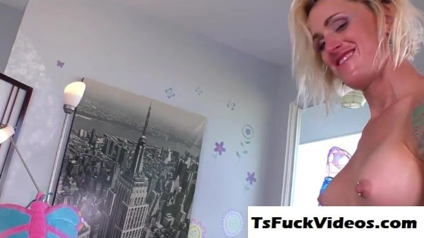darling Holly Heart eagerly fucked by Sultry tgirl