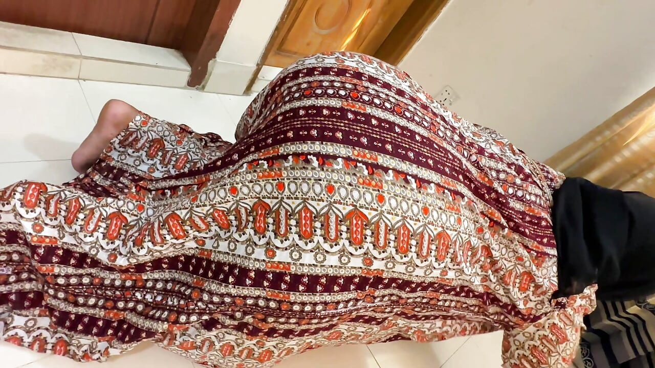 Mısırlı güzel büyük göt ve sıkı amcıklı ateşli üvey anne yatağın altında sıkışıyor sonra benden sert anal istiyor