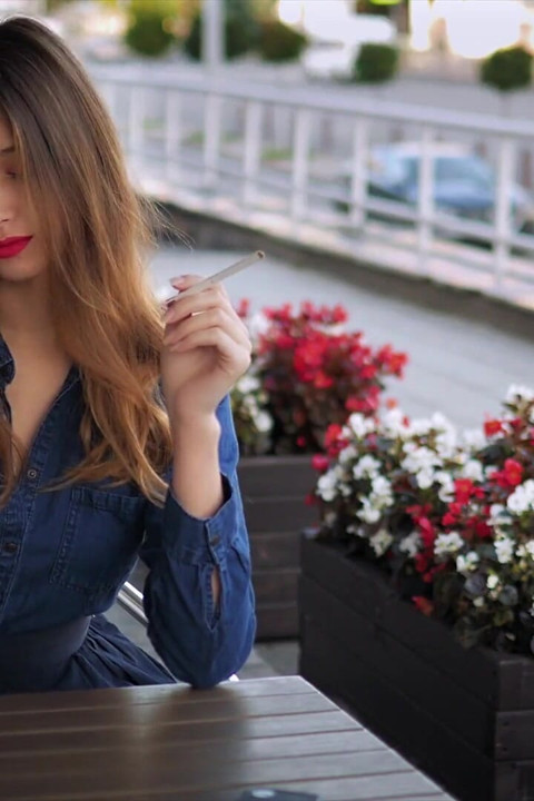 Magnetická ruská kráska si hraje s cigaretovým kouřem