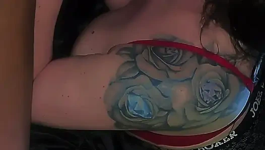 Умоляет на коленях